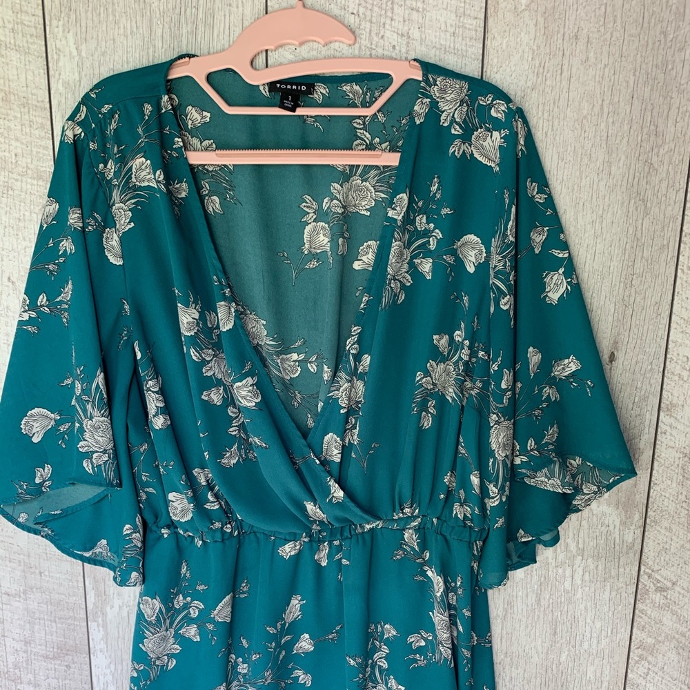 3/$30 Teal and cream floral Torrid top